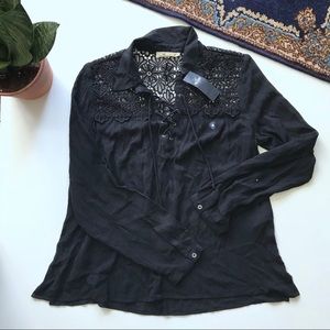 HOLLISTER • Lace accent top